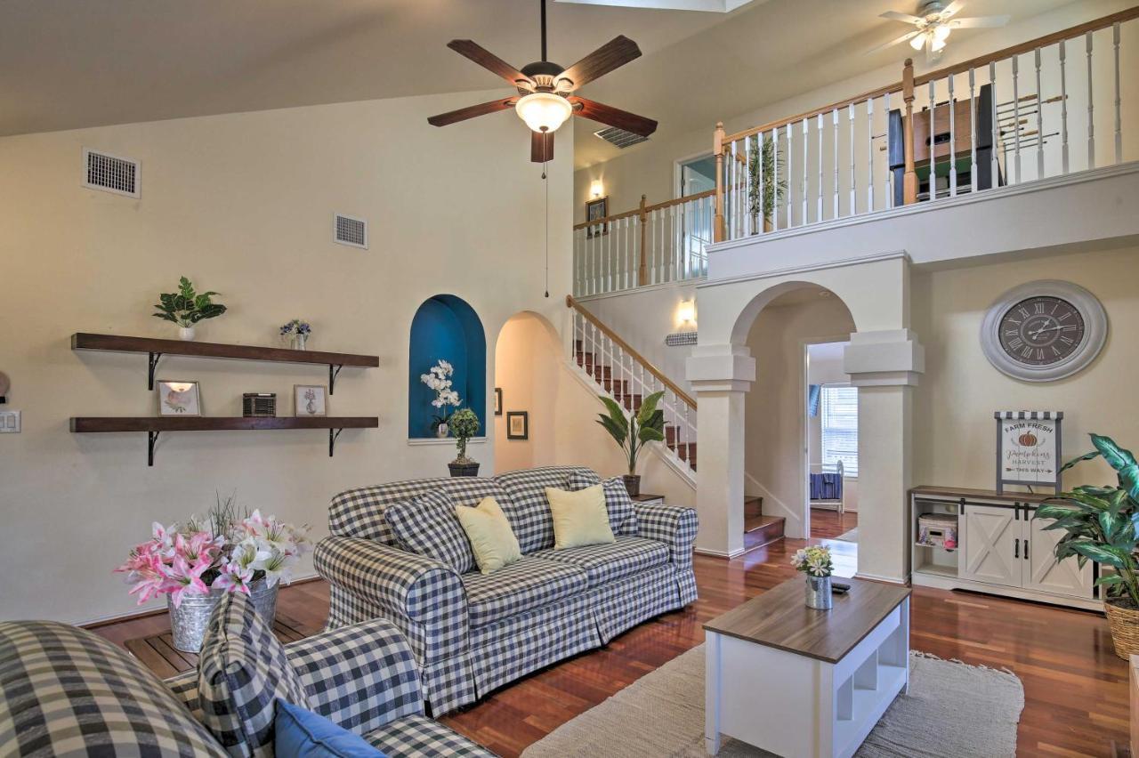 With Pool And Hot Tub Near Seaworld! Holiday home San Antonio