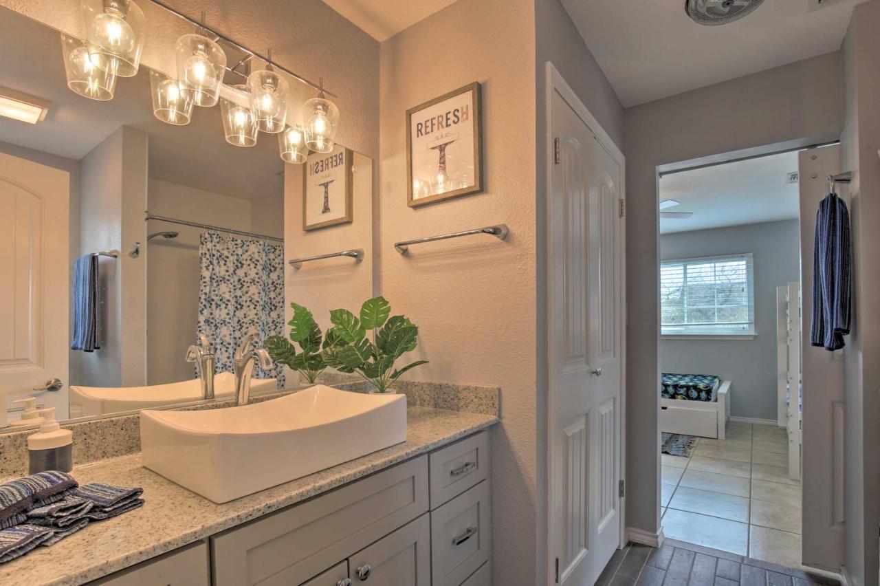 With Pool And Hot Tub Near Seaworld! Holiday home San Antonio