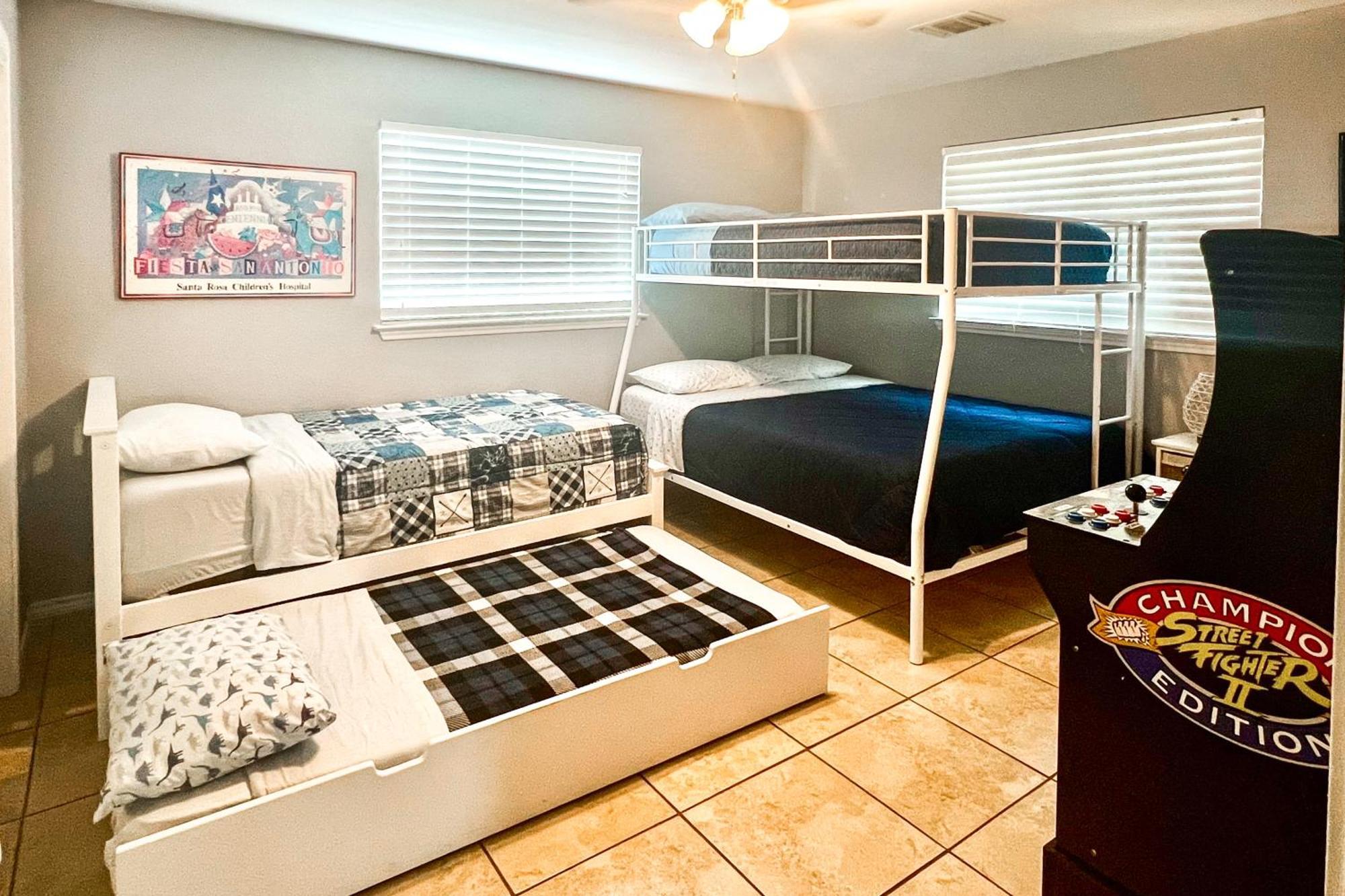 With Pool And Hot Tub Near Seaworld! Holiday home San Antonio